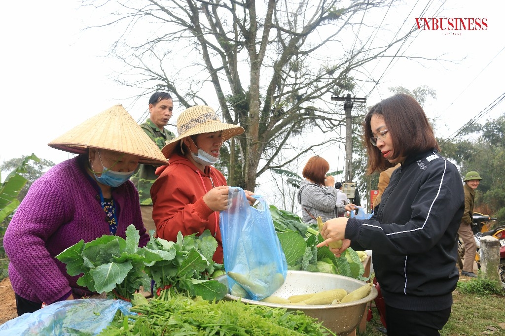 Nông sản được tập kết, HTX thu mua và bán lẻ cho khách du lịch.