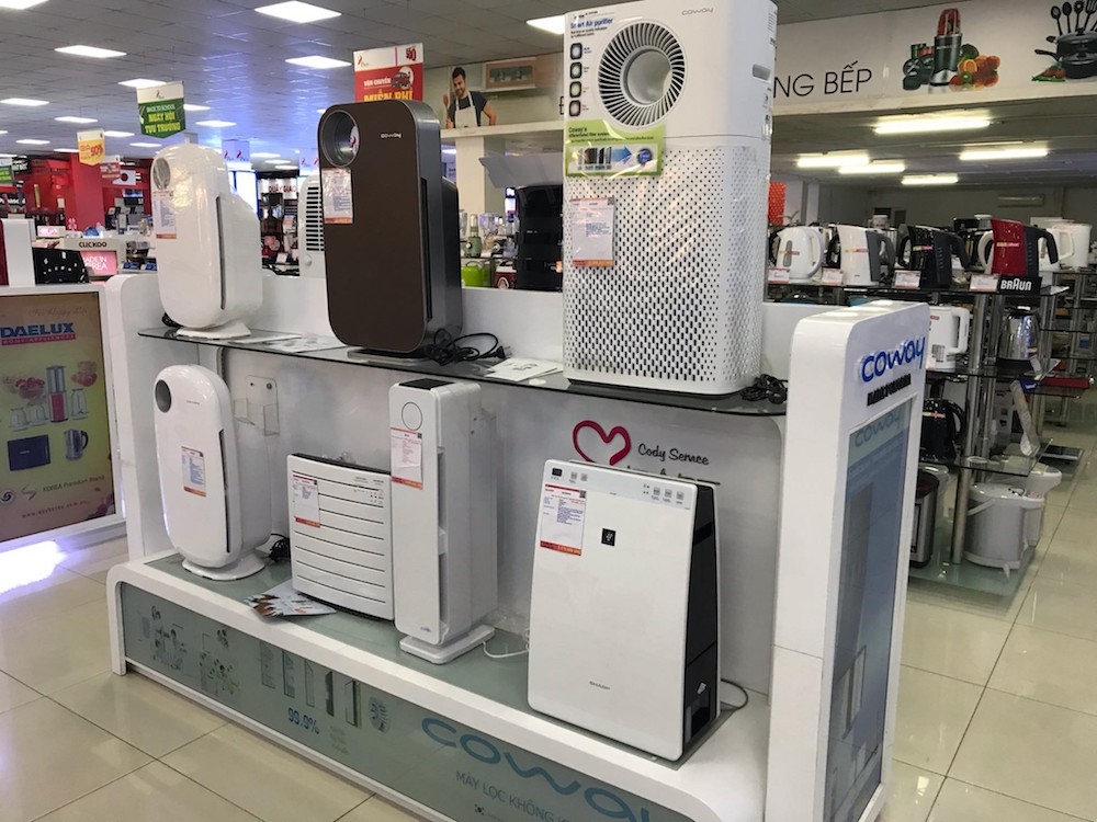 Một số thương hiệu máy lọc không khí cháy hàng tại các siêu thị.