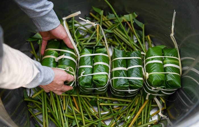 Sản xuất theo mô hình tập thể giúp nghề bánh chưng của địa phương phát triển cả quy mô và chất lượng.