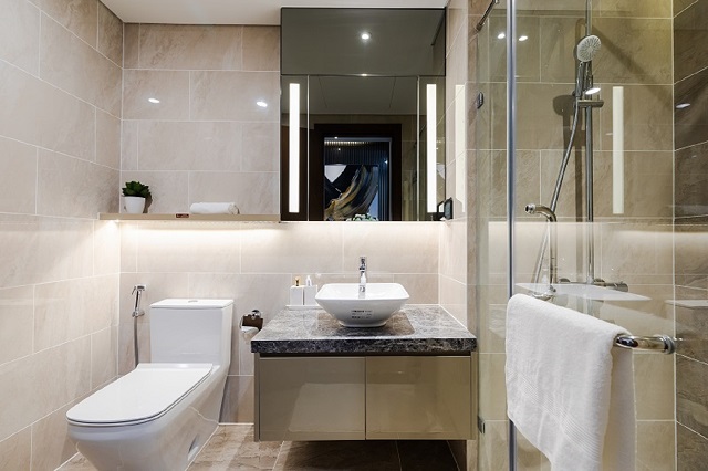 Nhà vệ sinh được trang bị các thiết bị cao cấp đến từ các thương hiệu uy tín hàng đầu, khẳng định đẳng cấp của gia chủ như: chậu, vòi rửa Malloca; thiết bị vệ sinh sử dụng phần sứ Duravit, sen vòi Grohe.