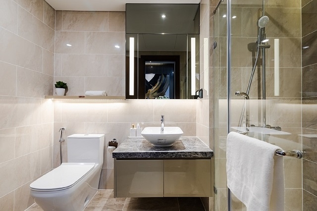 Nhà vệ sinh được trang bị các thiết bị cao cấp đến từ các thương hiệu uy tín hàng đầu, khẳng định đẳng cấp của gia chủ như: chậu, vòi rửa Malloca; thiết bị vệ sinh sử dụng phần sứ Duravit, sen vòi Grohe.