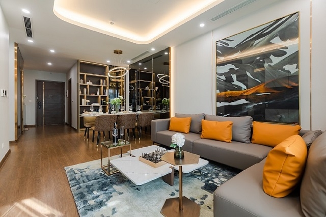 Phòng khách và phòng ăn được thiết kế liên thông khiến căn hộ trở nên thoáng rộng hơn.