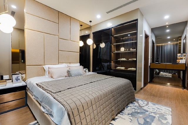 Phòng ngủ với gam màu sang trọng, ấm áp, tạo cảm giác bình yên, thư thái sau một ngày dài mệt mỏi. Từ cửa sổ phòng ngủ, gia chủ có thể ngắm nhìn quang cảnh thành phố đầy thú vị.