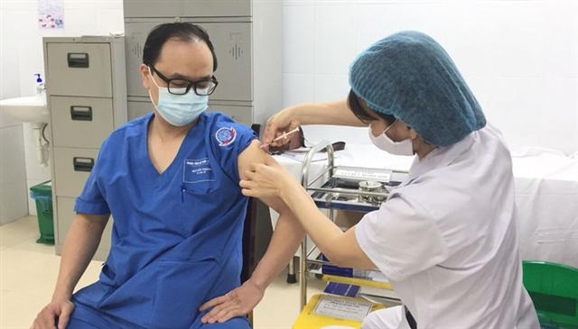 Bộ Y tế khuyến cáo 9 nhóm đối tượng nên trì hoãn tiêm vaccine Covid-19 AstraZeneca (Ảnh Int)