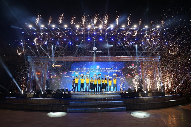 Đại diện Sun Group trao bằng chứng nhận cho 8 đại lý phân phối chính thức phân khu The Center.