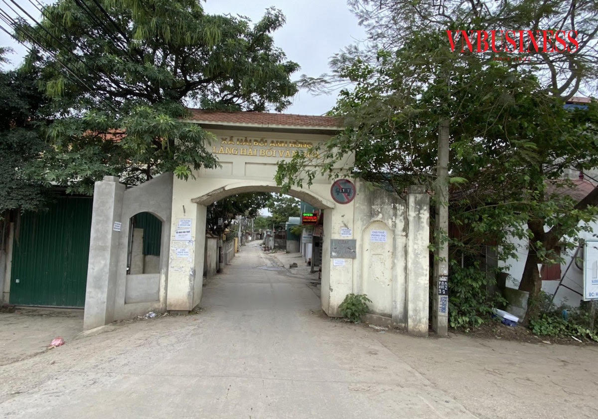 Xã Hải Bối, huyện Đông Anh có vị trí ở cả trong và ngoài đê sông Hồng. Mặc dù có thông tin đất sốt nhưng làng quê vẫn yên ả, các hoạt động mua bán ở đây cũng trầm lắng.