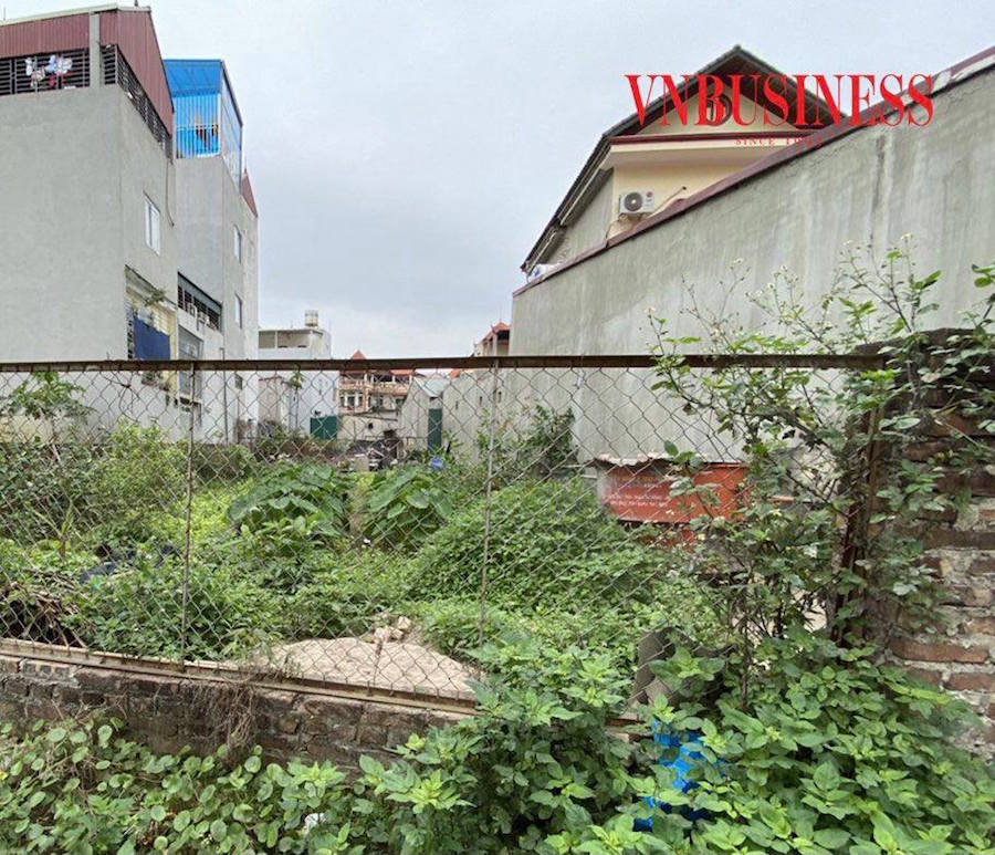 Lô đất gần 400m2 này chưa có đầy đủ pháp lý nhưng được chào bán với giá 21 triệu đồng/m2. Nếu cắt nhỏ lô phía ngoài mặt ngõ có giá 38 triệu đồng/m2.