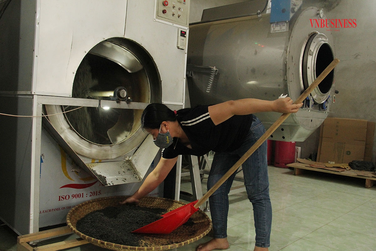 Chị Hoàng Thị Hải, Chủ tịch HĐQT, Giám đốc HTX Liên Minh đang sao chè chuẩn bị cho mẻ xuất bán mới.