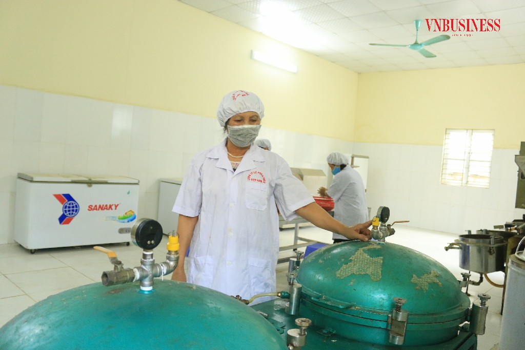 Bà Đinh Thị Cậy cho biết dầu sachi đươc chế biến bằng công nghệ ép lạnh.