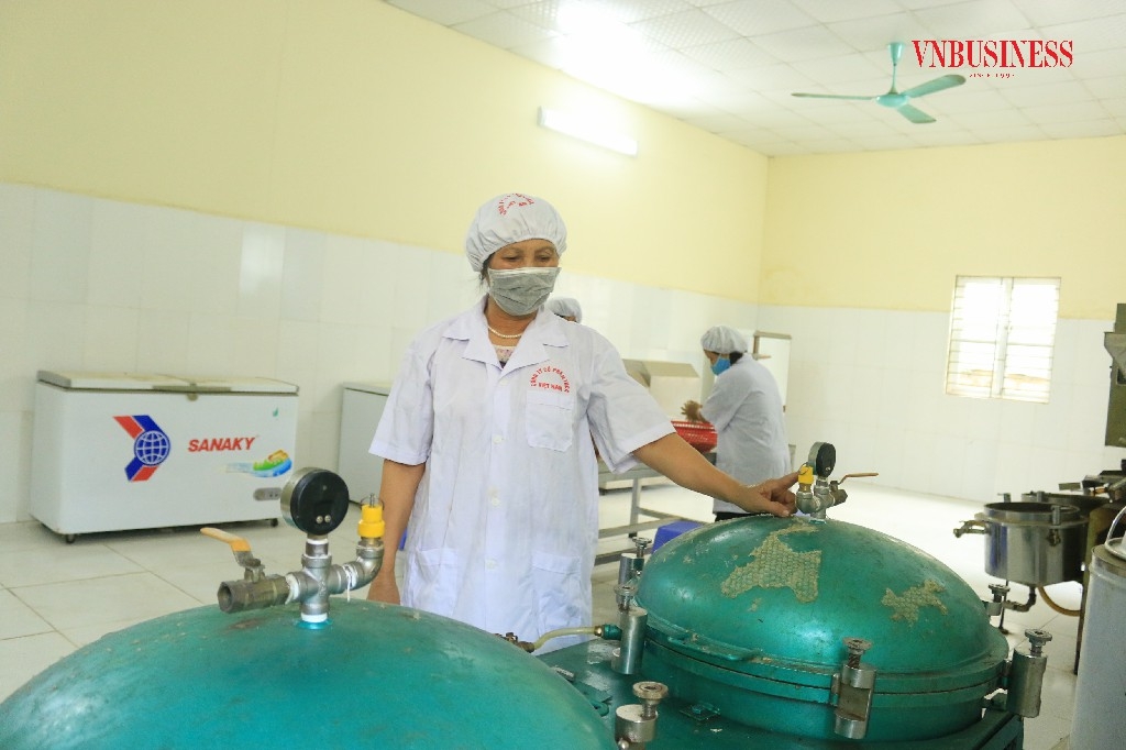 Bà Đinh Thị Cậy cho biết dầu sachi đươc chế biến bằng công nghệ ép lạnh.