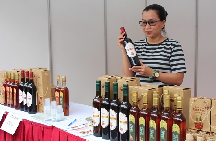 Chế biến rượu giúp nâng cao giá trị quả thanh long.