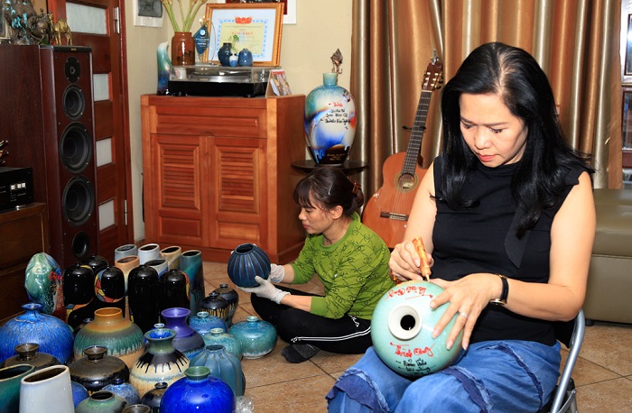 Hoạt động hiệu quả của HTX Tân Thịnh giúp người dân địa phương tự hào về sản phẩm gốm sứ Bát Tràng.