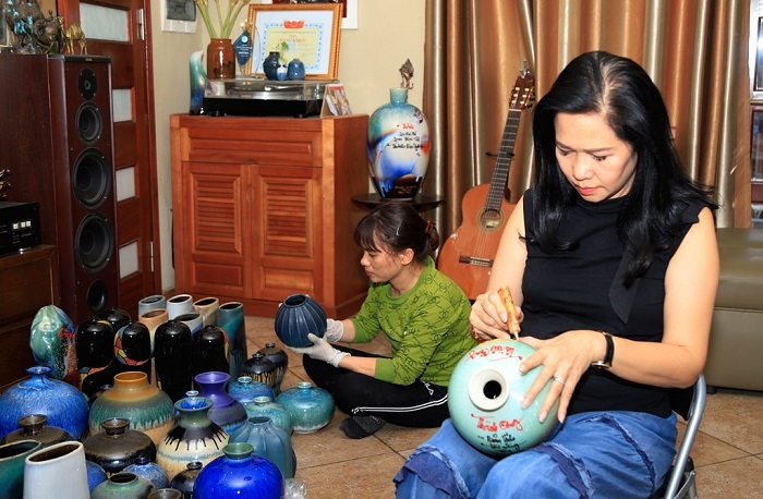 Hoạt động hiệu quả của HTX Tân Thịnh giúp người dân địa phương tự hào về sản phẩm gốm sứ Bát Tràng.