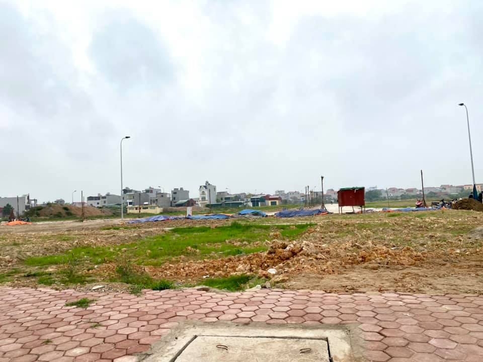 Bất chấp đất có đầy đủ pháp lý hay không, nhiều người vẫn lao vào như thiêu thân.