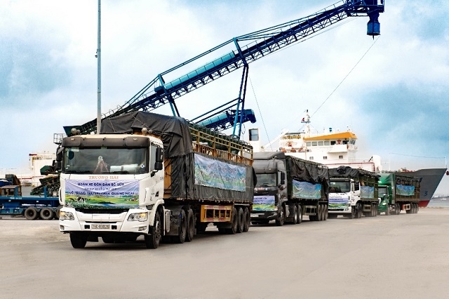 Đoàn xe hơn 80 chiếc tập kết tại cảng Dung Quất, sẵn sàng để đưa hơn 2.100 bò sữa nhập khẩu từ Mỹ về trang trại mới của Vinamilk tại Quảng Ngãi.