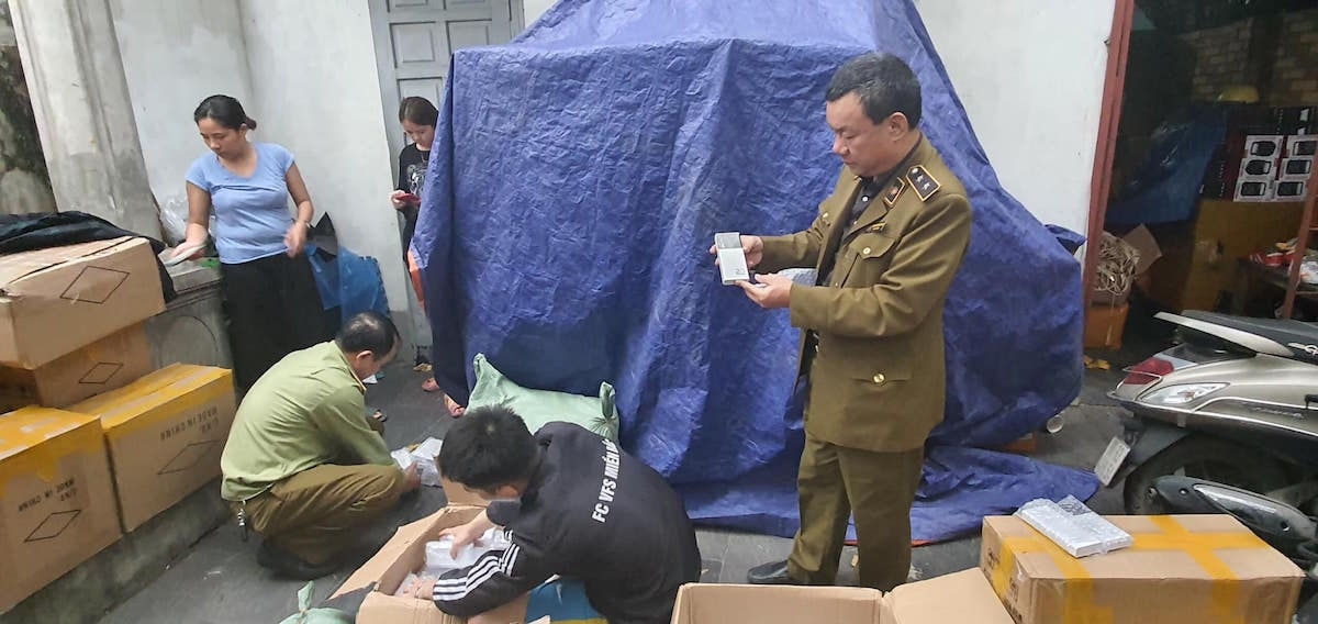 QLTT bắt lô hàng trên 2.000 sản phẩm Pin dự phòng giả nhãn hiệu Samsung.