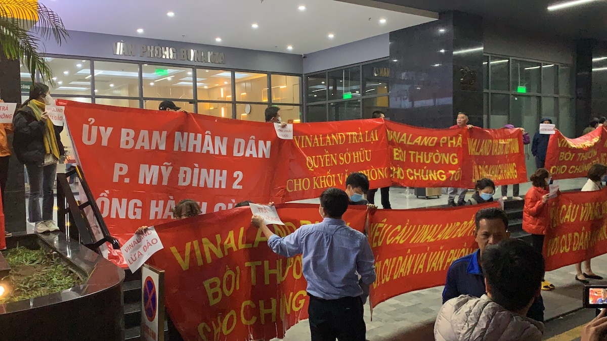 Chiều tối 22/3, hàng trăm người dân sống trong toà chung cư Dreamland Bonanza tại số 23 Duy Tân, mang theo băng rôn đòi quyền lợi.