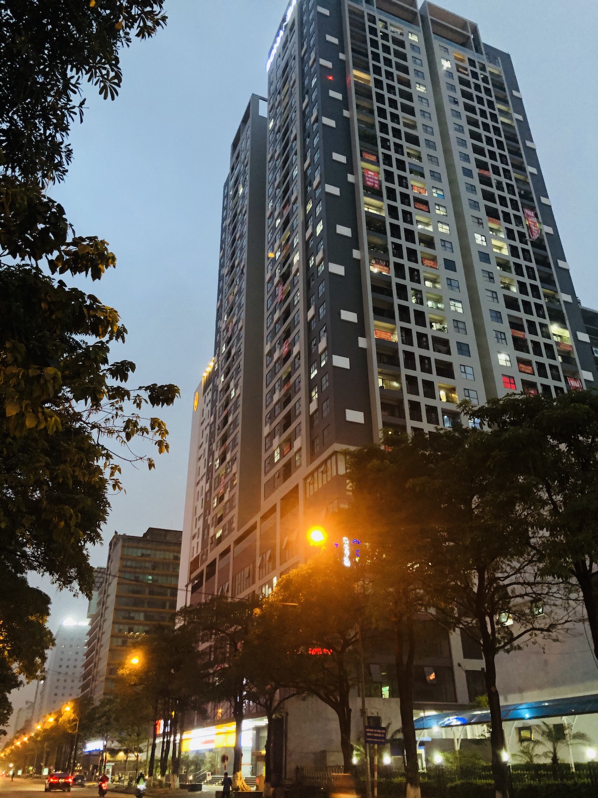 Chiều tối ngày 28/3, sau 6 ngày xuống đường phản đối chủ đầu tư, các căn hộ tại toà chung cư Dreamland Bonanza, 23 Duy Tân, Cầu Giấy (Hà Nôi) vẫn tiếp tục treo băng rôn phản đối chủ đầu tư.