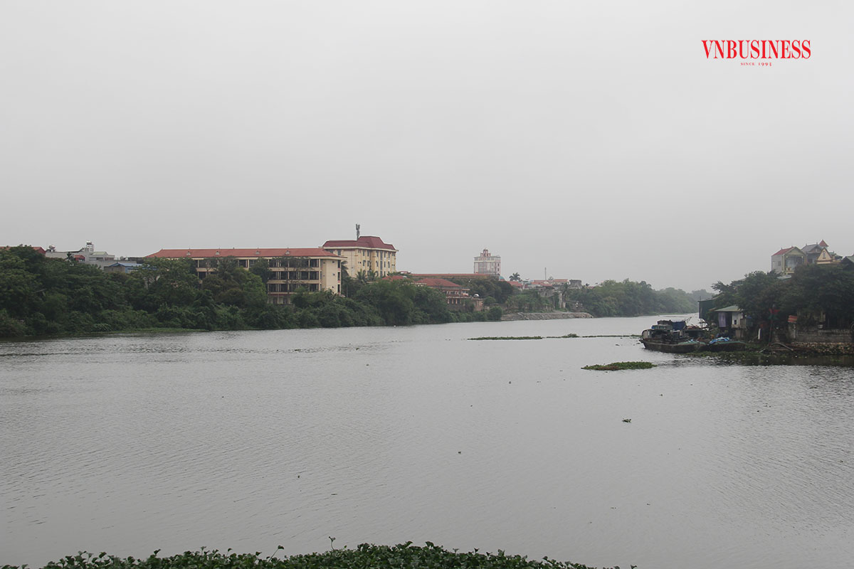 Nước trên sông Đáy, sông Nhuệ, sông Châu bị ô nhiễm nghiêm trọng do các khu, cụm công nghiệp trong và ngoài tỉnh xả ra, đồng thời nguồn nước từ các sông Tô Lịch, sông Kim Ngưu (Hà Nội) chảy về.