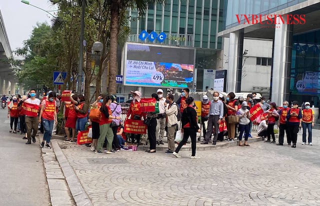 Hàng trăm khách hàng đã tới trụ sở FLC tại Cầu Giấy để đòi cam kết lợi nhuận.