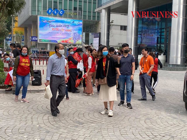 Trong số hàng trăm khách hàng, có những người lớn tuổi cả đời gom góp để đầu tư căn hộ khi dưỡng già nhưng họ thất vọng vì gửi trứng cho ác.