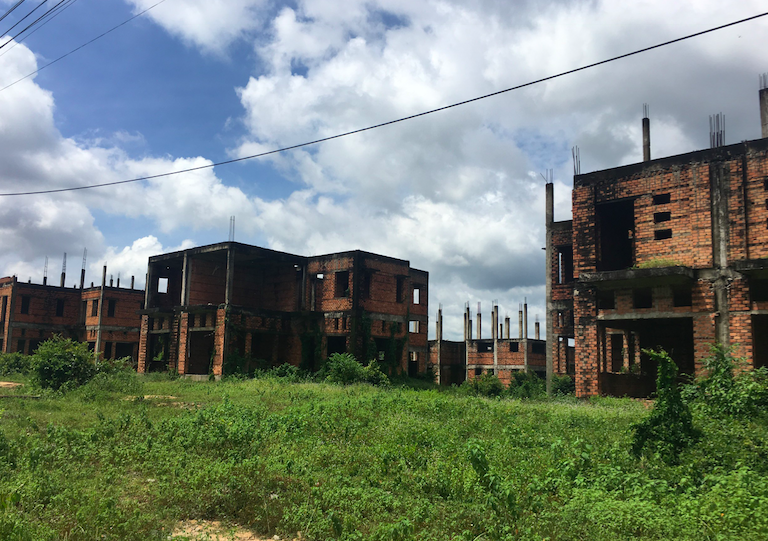 Một số chuyên gia nhận định, việc tăng giá ở một số dự án bỏ hoang là chiêu ve sầu thoát xác (Ảnh: TL)