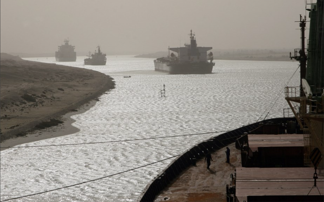 14 tàu lai dắt đã được triển khai xung quanh tàu bị nạn và các đội cứu hộ đã làm việc suốt ngày đêm.