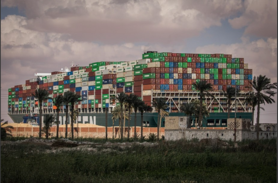 Các tàu sân bay quân sự lớn nhất thế giới thường được gọi là thành phố nổi, nhưng Ever Given thậm chí còn vượt xa chúng về chiều dài và chiều rộng. Với chiều dài 400 mét, con tàu lớn hơn một chút so với Tòa nhà Empire State của New York (381 mét). Nếu đặt theo chiều dọc, Ever Given sẽ là tòa nhà cao thứ 37 trên thế giới, theo danh sách các tòa nhà chọc trời cao nhất do Hội đồng về các tòa nhà cao và môi trường sống đô thị tổng hợp.