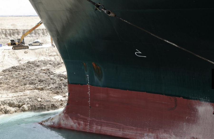 Giám đốc SCA Osama Rabie nói với một kênh tin tức Ai Cập rằng con tàu đã lần đầu tiên dịch chuyển được một chút vào cuối ngày 27/3.