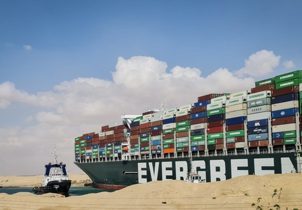 Ever Given là tàu chở hàng khổng lồ thế hệ mới nhất, dài hơn 400 mét, tương đương với bốn sân bóng đá, rộng hơn 60 mét, bị gió mạnh cuốn đang mắc cạn tại Kênh đào Suez, rất khó khăn để khởi động lại.