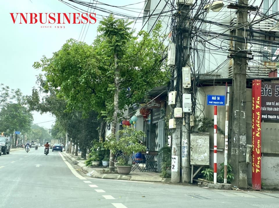 Xuôi xuống khu vực Cổ Linh là phố Thạch Cầu, con phố mặc dù rộng rãi hơn nhưng dân cư ở còn thưa thớt. Từ đầu phố vào, bên tay trái là được quây tôn, còn phía tay phải là khu dân cư ở.