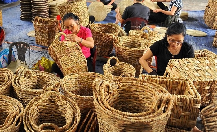 Sản xuất thủ công mỹ nghệ giúp tạo việc làm cho lao động nhàn rỗi tại địa phương.
