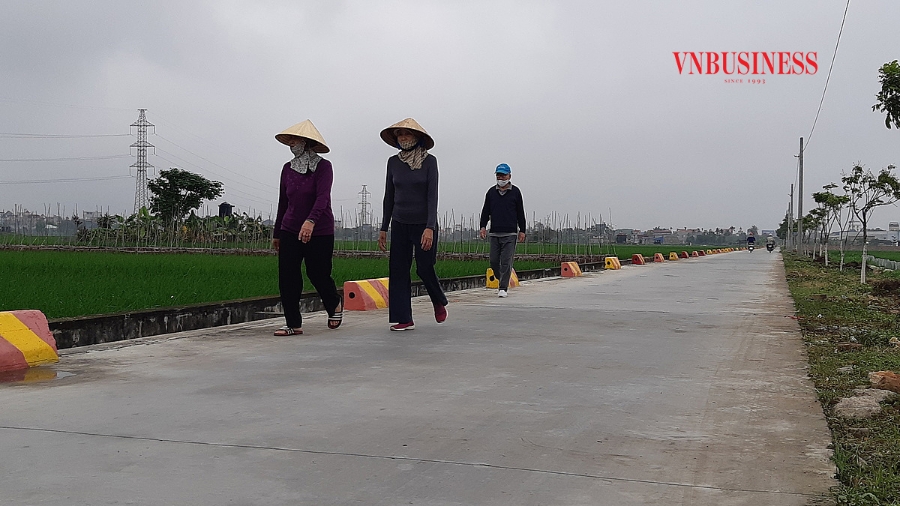 HTX tham gia đóng góp cả công sức và vật chất trong việc triển khai làm tuyến đường nội đồng phục vụ dân sinh.