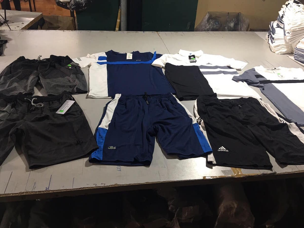 Đội QLTT số 1 đã ra quyết định tạm giữ hơn 5.000 thành phẩm là quần áo thời trang giả thương hiệu nổi tiếng.