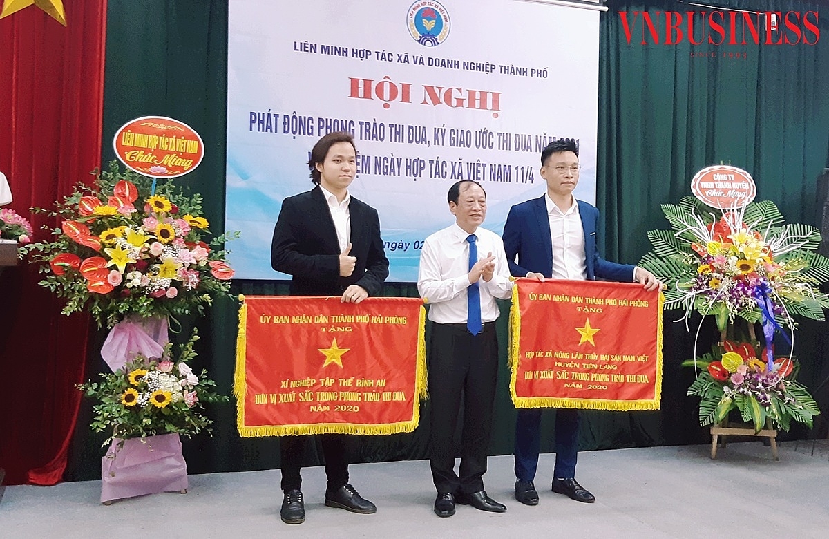 2 đơn vị vinh dự nhận cờ thi đua từ UBND TP Hải Phòng.