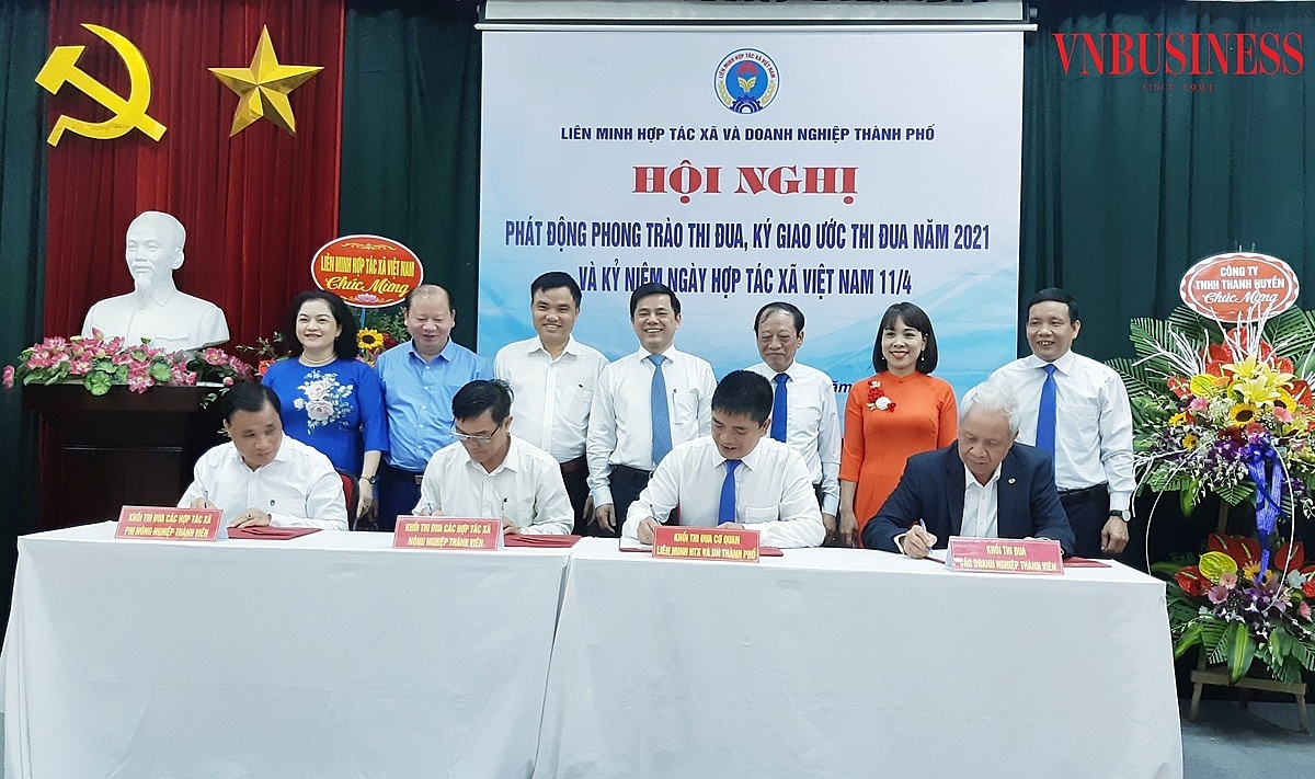 Đại diện các khối tham gia ký giao ước thi đua.