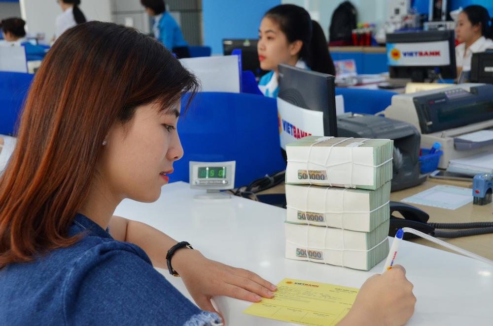 Nhiều chuyên gia kinh tế cho rằng, tiền vào ngân hàng chậm lại là do sức nóng của các kênh đầu cơ, như chứng khoán, bất động sản… (Ảnh Int).