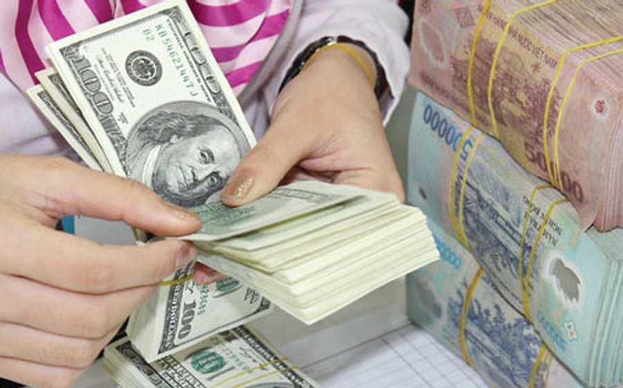 Tỷ giá trung tâm giữa VND và USD lúc 7h ngày 5/4 ở mức 23.241 đồng/USD. (Ảnh: Int)