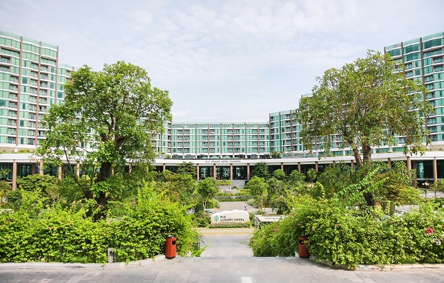 Tầng thượng FLC Grand Hotel Samson với view panorama cực đã để ngắm pháo hoa