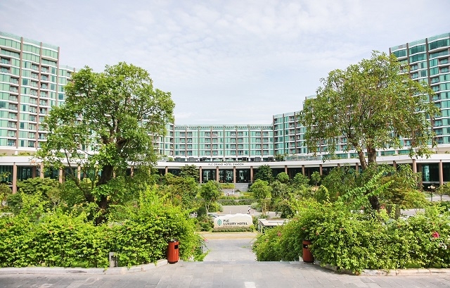 Tầng thượng FLC Grand Hotel Samson với view panorama cực đã để ngắm pháo hoa