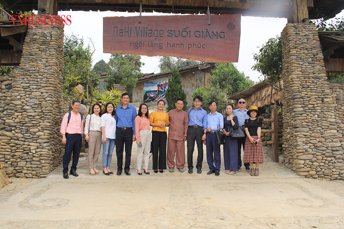 Đại diện Liên minh HTX Việt Nam, Tổ chức ILO và Liên minh HTX tỉnh Yên Bái khảo sát và chụp ảnh lưu niệm với HTX hệ sinh thái du lịch Suối Giàng.