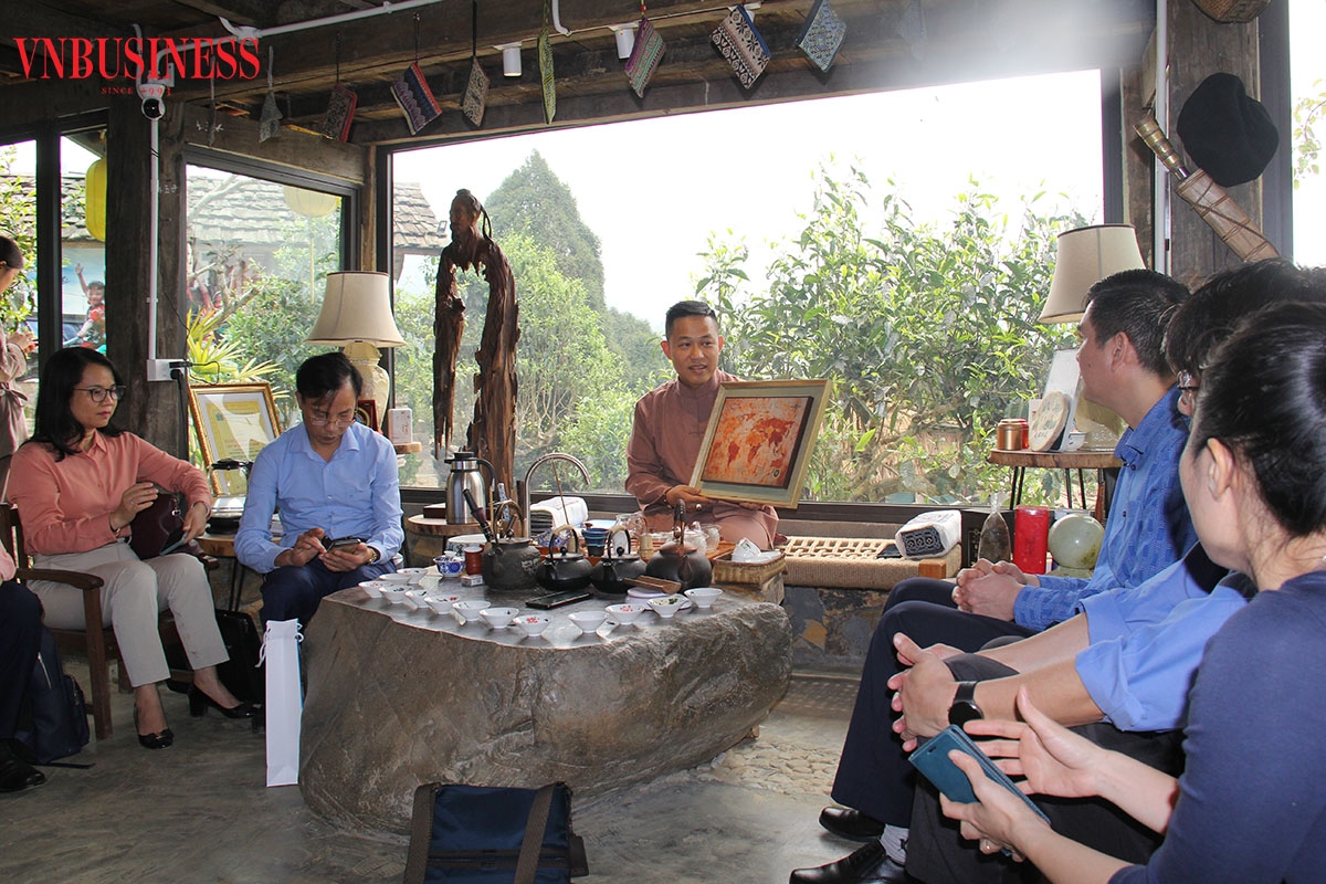 Anh Đào Đức Hiếu (người cầm bản đồ), Giám đốc HTX hệ sinh thái du lịch Suối Giàng giới thiệu bản đồ chè Việt Nam trên bản đồ thế giới với đại diện Liên minh HTX Việt Nam,