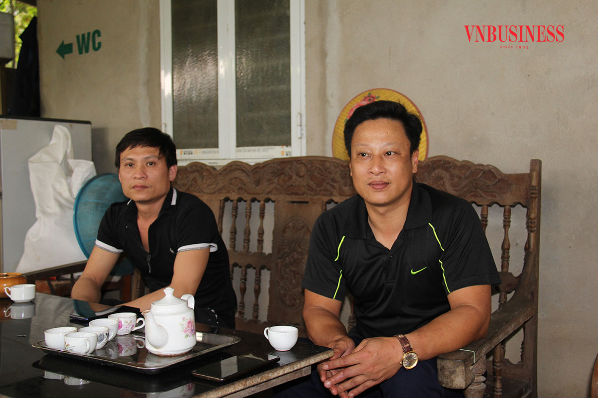 Anh Nguyễn Tiến Sơn (phải) - Giám đốc HTX chăn nuôi và dịch vụ nông nghiệp MQ và anh Đặng Minh Hoàng - thành viên HTX trao đổi về định hướng phát triển HTX trong thời gian tới.