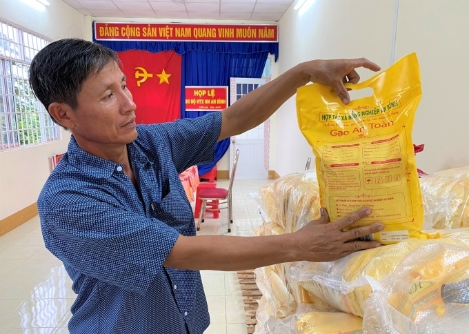 Gạo của HTX được đóng gói, hoàn thiện bao bì, mẫu mã trước khi xuất ra thị trường.