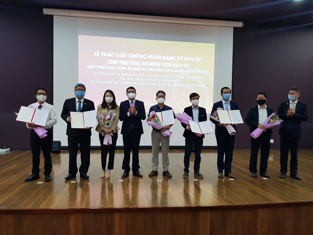 Trao chứng nhận đăng ký đầu tư và chấp thuận chủ trương nghiên cứu đầu tư cho 7 dự án trong và ngoài nước với tổng vốn đăng ký 280,3 triệu USD và 73,4 tỷ đồng (tương đường 3,2 triệu USD) vào địa bàn TP Đà Nẵng hồi tháng 2/2021.