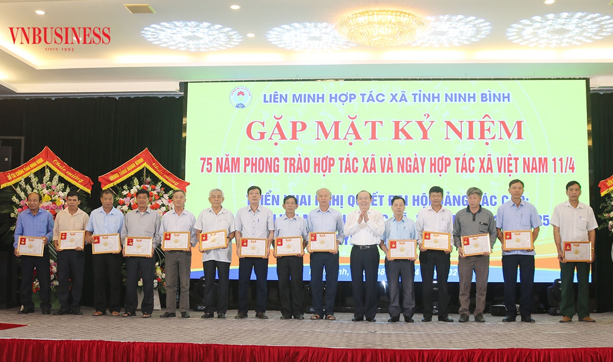 Các cá nhân nhận Kỷ niệm chương Vì sự nghiệp phát triển HTX do Liên minh HTX Việt Nam trao tặng.