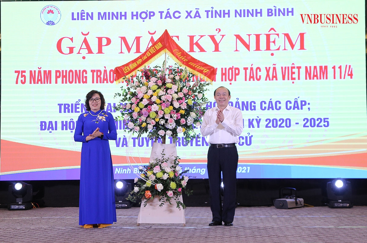 Chủ tịch Liên minh HTX Việt Nam Nguyễn Ngọc Bảo tặng hoa chúc mừng Liên minh HTX tỉnh Ninh BÌnh.