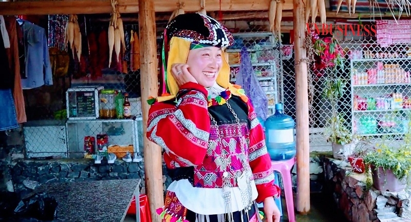 Trang phục của phụ nữ Lô Lô rực rỡ màu sắc và nhiều chi tiết nên phải mất nhiều thời gian mới có thể hoàn thành.