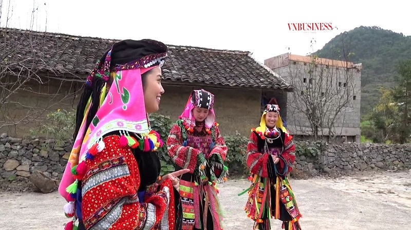 Việc may các trang phục thổ cẩm của người Lô Lô đang gặp khó khăn vì thiếu nguồn nguyên liệu.