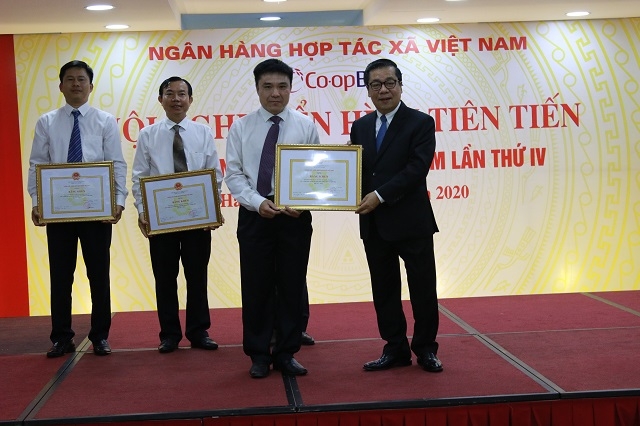 Ngân hàng Hợp tác xã Việt Nam chi nhánh Lâm Đồng vinh dự nhận bằng khen của Thống đốc NHNN Việt Nam vì đã có thành tích xuất sắc góp phần hoàn thành nhiệm vụ Ngân hàng năm 2017 -2018 từ Phó Thống đốc NHNN Nguyễn Kim Anh.